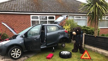 Bahkan, Ted & Ed juga bisa membenarkan mobil yang rusak loh. Lihat aja aksi yang mereka lakukan.