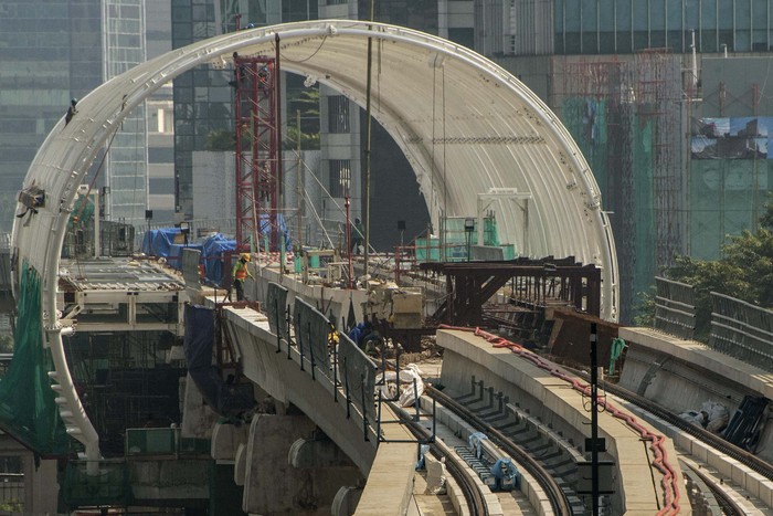 PROGRES PROYEK LRT JABODEBEK Suasana proyek pembangunan Lintas Rel Terpadu (LRT) Jabodebek lintas pelayanan II Cawang-Kuningan-Dukuh Atas di Jakarta, Minggu (19/4/2020). Progres pengerjaan konstruksi proyek Lintas Rel Terpadu (LRT) Jabodebek per 20 Maret 2020 sudah mencapai 70,9 persen. ANTARA FOTO/Aprillio Akbar/foc.