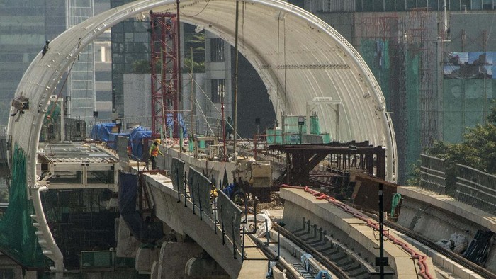 Suasana proyek pembangunan Lintas Rel Terpadu (LRT) Jabodebek lintas pelayanan II Cawang-Kuningan-Dukuh Atas di Jakarta, Minggu (19/4/2020). Progres pengerjaan konstruksi proyek Lintas Rel Terpadu (LRT) Jabodebek per 20 Maret 2020 sudah mencapai 70,9 persen. ANTARA FOTO/Aprillio Akbar/foc.