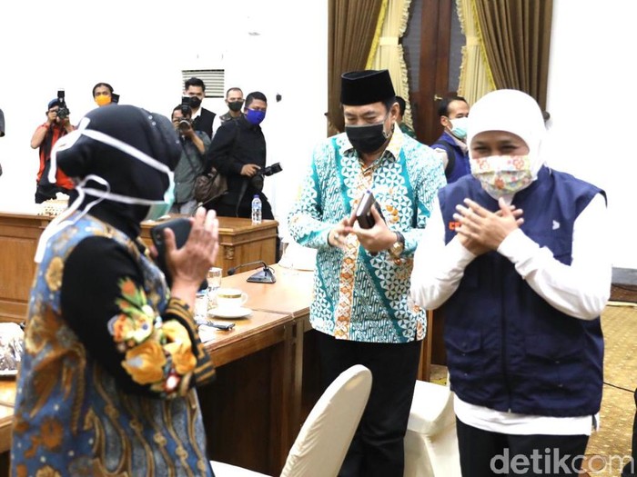 Tiga daerah di Jatim sepakat akan mengajukan PSBB ke Kemenkes. Gubernur Jatim Khofifah Indar Parawansa tengah menyiapkan draft surat untuk segera diajukan.