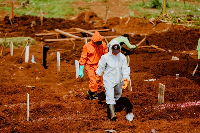 Pekerja Makam Kini Dapat Bantuan APD Para pekerja di Tempat Pemakaman Umum (TPU) Pondok Rangon, Jakarta, menerima bantuan 60 alat pelindung diri (APD) hamzat, dan ratusan paket sembako.