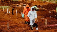Pekerja di TPU Pondok Rangon mengaku sangat membutuhkan APD karena kerap bertugas menguburkan jenazah korban COVID-19.