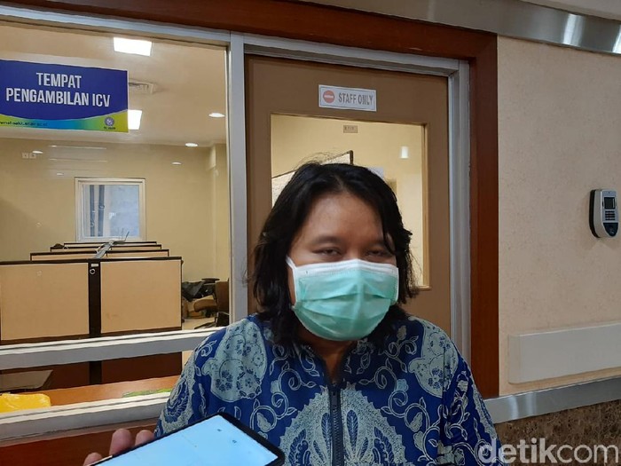 Jenazah pasien virus Corona selama ini dimakamkan oleh tim medis. Sebab, proses merawat jenazah Corona harus dilakukan sesuai dengan protap dan mengikuti standar WHO.