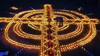 Sekitar 4000 lilin dirangkai menyerupai bentuk salib raksasa.
