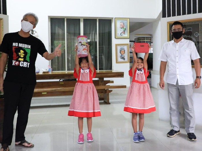 2 Bocah SD serahkan celengan kepada Ganjar untuk bantu tangani pandemi Corona, Semarang, Minggu (19/4/2020).