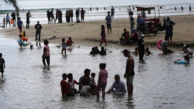 Santuy... Pantai Wisata di Aceh Ini Masih Aja Ramai