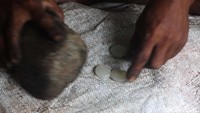 Menurut Ating, dalam satu hari dirinya hanya bisa memproduksi kolang kaling dikisaran 60 kilogram, mulai dari memanen, memasak, dan mengupas kulit buah aren mentah.