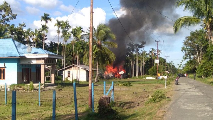 Rumah warga dibakar.