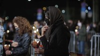 Umat Kristen Orthodok Bulgaria khusyuk berdoa. AP Photo/Valentina Petrova