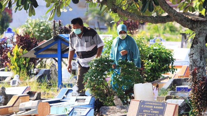 Warga melakukan tradisi ziarah makam di Tempat Pemakaman Umum (TPU) Islam Budi Kemuliaan Dumai di Dumai, Riau, Sabtu (18/4/2020). Melakukan ziarah ke pemakaman menjelang bulan Ramadhan menjadi kebiasaan masyarakat melayu Riau, untuk berdoa dan membersihkan makam anggota keluarganya. ANTARA FOTO/Aswaddy Hamid/wsj.