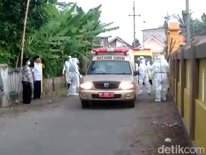Dua Pasien Dalam Pengawasan (PDP) dari Kabupaten Blitar meninggal secara beruntun. Mereka sempat diisolasi sehari namun nyawanya tak tertolong karena memiliki penyakit pernyerta.