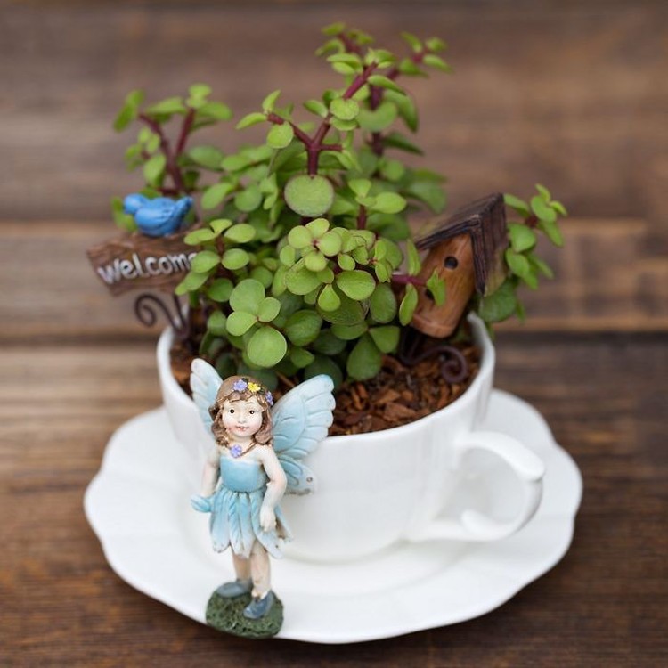 Saat karantina di rumah akibat pandemi COVID-19, sejumlah warga membuat miniatur taman yang cantik di atas sebuah cangkir teh untuk menghabiskan waktunya.