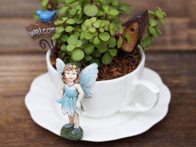 Kreatif! Ada Miniatur Taman di Atas Cangkir Teh