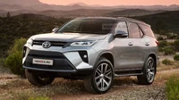 Dari hasil olah digital yang dibuat Kolesa ini, bisa kita lihat perubahan yang cukup jelas di Fortuner terbaru nantinya. Misal pada bagian depan, grille radiator akan lebih kecil dan menggunakan warna hitam. Pada bagian fascia mengusung desain mirip Toyota RAV4, dengan headlamp lebih sipit dan mengadopsi fitur DRL (Day Running Light) yang modern. Selain itu desain cover lampu kabut (foglamp) dibuat lebih mengotak, sehingga terlihat kekar.Foto: Kolesa