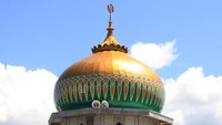 Pekerja menyelesaikan proses pembuatan relief Masjid Nurul Iman di Desa Kuala Bubon, Kecamatan Samatiga, Aceh Barat, Aceh, Minggu (19/4/2020). ANTARA FOTO/Syifa Yulinnas