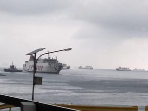Kapal Feri Kandas di Merak, Penumpang Bertahan 10 Jam di Kapal Tunggu Evakuasi
