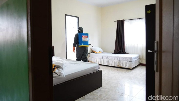 Hotel untuk tenaga medis di Makassar disemprot disinfektan