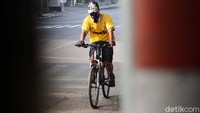Untuk mengantisipasi penyebaran virus Corona warga yang bersepeda itu tetap mengenakan maskernya.