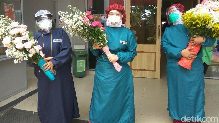 Paramedis di Cimahi terharu mendapat kiriman bunga dari petani