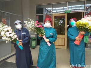 Paramedis di RS Cimahi Terharu Dapat Kiriman Bunga dari Petani