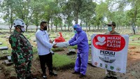 JHL Group bersama para relawan Merah Putih Kasih Fondation (MPKF) Peduli, menyalurkan bantuan sebagai bentuk kepedulian terhadap para petugas pemakaman di TPU Pondok Rangon yang memang ditunjuk menjadi salah satu pemakaman untuk korban Corona.