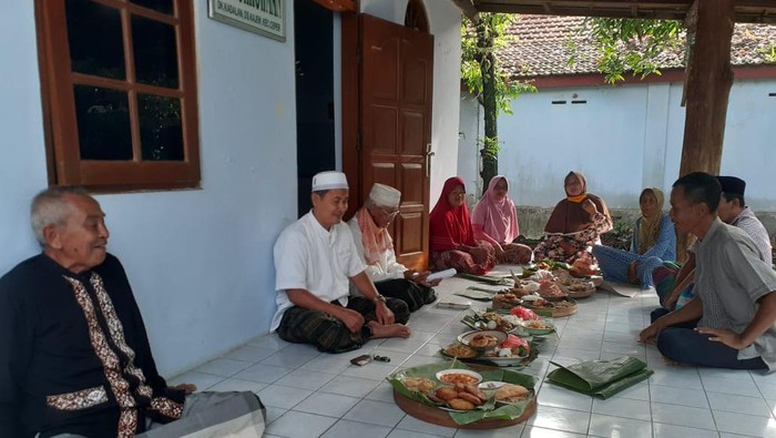 Acara Sadranan di Desa Kajen, Kecamatan Ceper, Klaten, Minggu (19/4/2020).