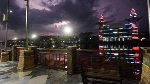 OBJEK WISATA MENARA PANDANG SEPI PENGUNJUNG Suasana tepian Sungai Martapura yang sepi menjelang malam di Banjarmasin, Kalimantan Selatan, Sabtu (18/4/2020). Sejak merebaknya wabah COVID-19 hingga sekarang tidak ada lagi kunjungan wisatawan ke objek wisata yang menjadi salah satu landmark di Kalimantan Selatan itu. ANTARA FOTO/Bayu Pratama S/wsj.