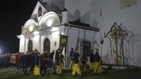 Bagi orang-orang Kristen Ortodoks, Paskah biasanya merupakan saat refleksi dan kegembiraan, dari upacara berabad-abad yang diwarnai simbolisme dan tradisi. Tetapi tahun ini, Paskah, yang merupakan hari libur keagamaan paling signifikan bagi sekitar 300 juta orang Ortodoks di dunia, telah dibatalkan demi mencegah penyebaran virus Corona. AP Photo/Sergei Grits