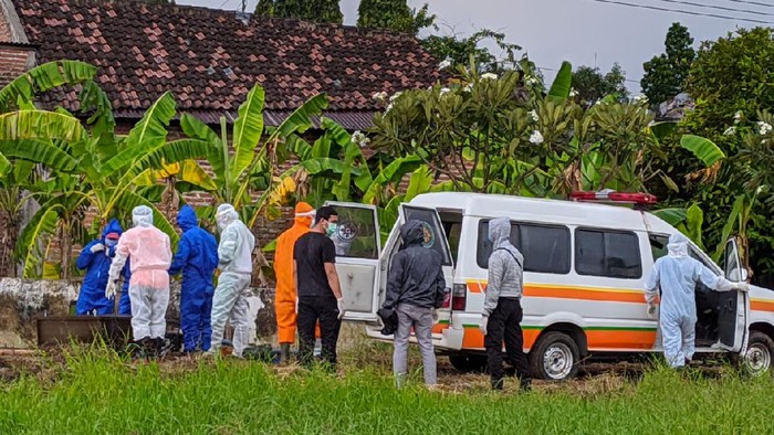 Seorang petani berusia 51 tahun meninggal saat diisolasi di RSUD Dr Wahidin Sudiro Husodo, Kota Mojokerto. Pria asal Kecamatan Dawarblandong, Kabupaten Mojokerto ini menjadi Pasien Dalam Pengawasan (PDP) Corona ketujuh yang meninggal.