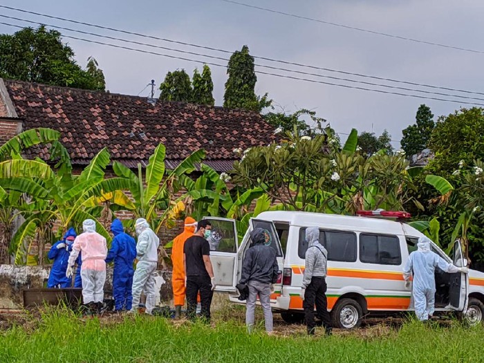 Seorang petani berusia 51 tahun meninggal saat diisolasi di RSUD Dr Wahidin Sudiro Husodo, Kota Mojokerto. Pria asal Kecamatan Dawarblandong, Kabupaten Mojokerto ini menjadi Pasien Dalam Pengawasan (PDP) Corona ketujuh yang meninggal.