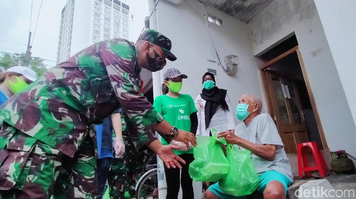 Dampak Pandemi COVID-19 mulai berdampak pada ekonomi warga, membuat sejumlah warga melakukan kegiatan filantropis. Salah satunya dilakukan oleh entreprenure  asal Surabaya bersama TNI membagikan di seribu paket berisi sembako, makser dan nasi serta pakaian.