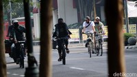Meskipun tetap beraktivitas pada Minggu (19/4/2020) pagi di tengah pandemi COVID-19 mereka tetap menggunakan masker untuk mengantisipasi penyebaran.