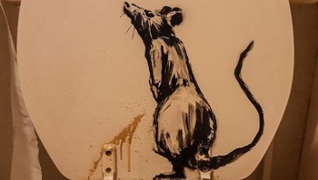 Sejak adanya himbauan untuk karantina diri di rumah, para seniman lukis ini harus tetap berkarya untuk mengasah kemampuannya. Bansky pun menjadikan kamar mandi menjadi sarana untuk menyalurkan kemampuannya itu.