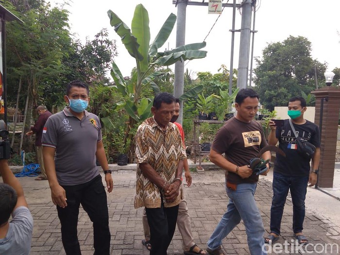 Pria di Ponorogo dibacok tetangganya karena dianggap mau maling ayam. Korban yakni Langgeng (34) warga Desa Gandukepuh, Kecamatan Sukorejo.