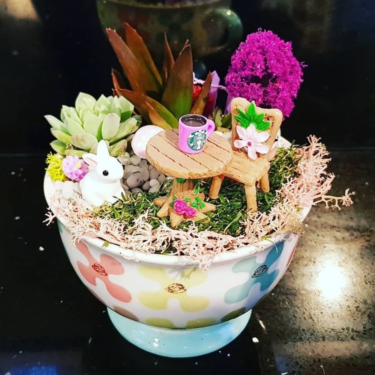 Kreatif! Ada Miniatur Taman di Atas Cangkir Teh Saat karantina di rumah akibat pandemi COVID-19, sejumlah warga membuat miniatur taman yang cantik di atas sebuah cangkir teh untuk menghabiskan waktunya.