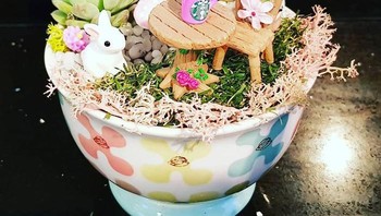 Cangkir bunga warna-warni menambah kesan cantik dan selaras dengan tema taman bertemakan bunga ini.