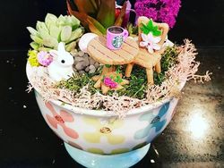 Kreatif! Ada Miniatur Taman di Atas Cangkir Teh