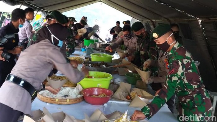 Dua dapur umum darurat Corona disiapkan di dua lokasi di Pasuruan. Masing-masing dapur umum mampu memproduksi hingga 15 ribu nasi bungkus per hari.