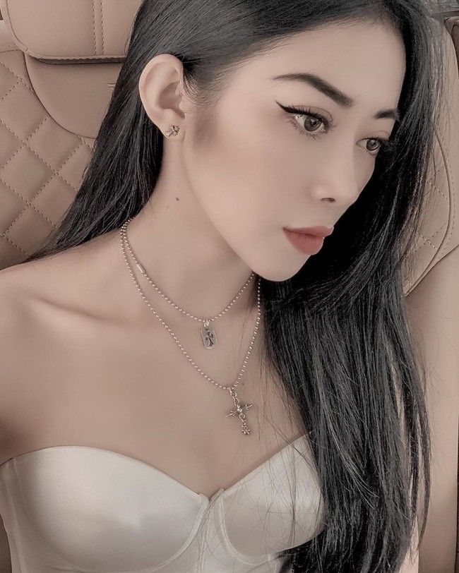 Seorang selebgram bernama Nguyễn Mai Sương jadi perbincangan karena berusaha untuk menghilangkan bekas gigitan nyamuk yang ada di kakinya dengan datang ke klinik kecantikan. Tak tanggung-tanggung, ia disuntikkan filler yang sayangnya malah membawa penderitaan. Foto: Instagram @suongsyn