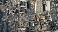 Beginilah foto udara kondisi sisa puing-puing rumah yang terbakar di kawasan Pinangsia, Tamansari, Jakarta, Minggu (19/4/2020).