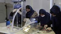 Mereka berusaha mengembangkan dua jenis alat ventilator murah menggunakan suku cadang mobil Toyota. Usaha ini untuk membantu Afghanistan memerangi pandemi virus Corona yang juga tengah meluluh-lantakan negara di seluruh dunia.