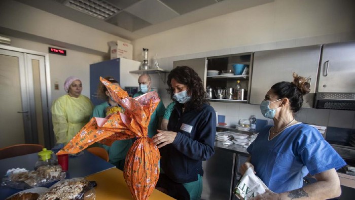 Cristina Settembrese dengan rekan-rekannya berbagi cerita (dok. AP News)