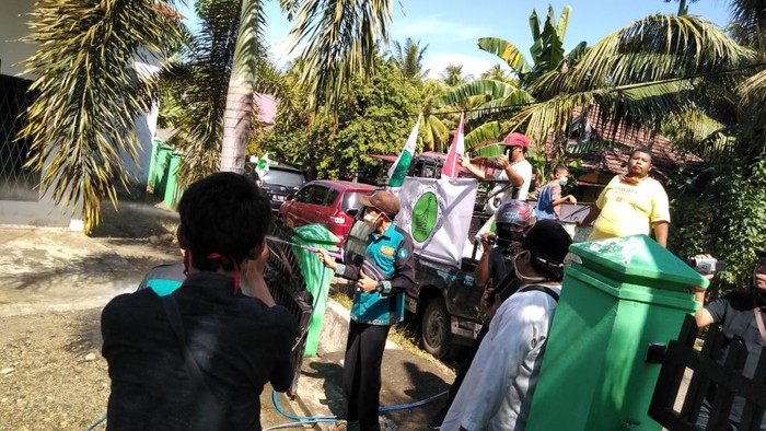 Warga Bengkulu secara mandiri melakukan penyemprotan disinfektan di tempat umum