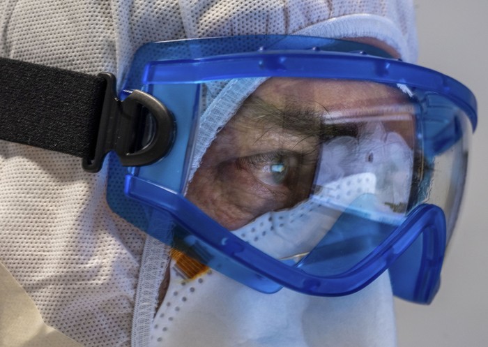 Ratusan ribu kasus COVID-19 di Italia membuat tenaga kesehatan khususnya para dokter dan perawat harus bekerja ekstra guna menyelamatkan nyawa warganya. Beginilah potret kesehariannya.

AP Photo/Domenico Stinellis