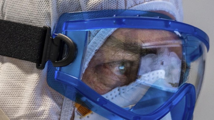 Ratusan ribu kasus COVID-19 di Italia membuat tenaga kesehatan khususnya para dokter dan perawat harus bekerja ekstra guna menyelamatkan nyawa warganya. Beginilah potret kesehariannya.

AP Photo/Domenico Stinellis