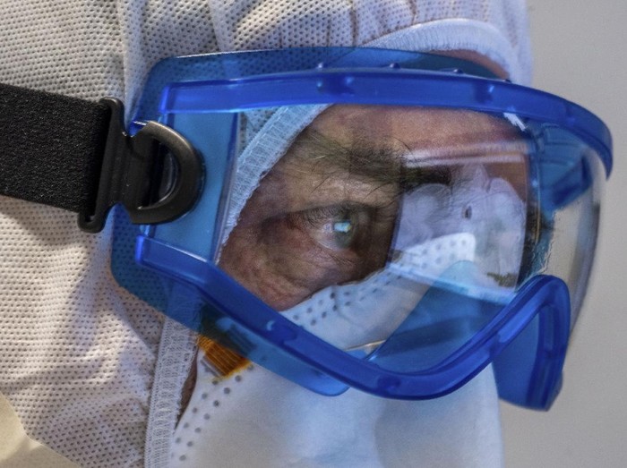 Ratusan ribu kasus COVID-19 di Italia membuat tenaga kesehatan khususnya para dokter dan perawat harus bekerja ekstra guna menyelamatkan nyawa warganya. Beginilah potret kesehariannya.

AP Photo/Domenico Stinellis