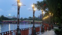 Jalan-jalan di sepanjang objek wisata tersebut kosong melompong. Biasanya, setiap malam minggu di lokasi ini selalu menjadi salah satu spot menarik untuk kawula muda berkumpul dan menghabiskan waktu.