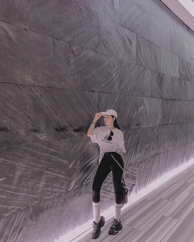 Kembali ke klinik, pemilik salon mengatakan pada Mai bahwa mungkin filler yang disuntikkan terlalu banyak. Ia pun menyarankan agar Mai makan banyak daging atau suntik filler lagi untuk mengisi otot yang cekung. Foto: Instagram @suongsyn