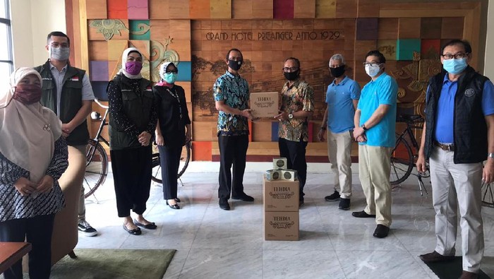 Paramedis di Bandung diberi bantuan suplemen daya tahan tubuh