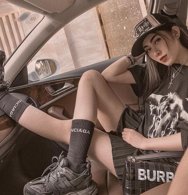 Tiga bulan setelahnya, kondisi kaki Mai memburuk. Kulit di sekitar area kaki yang disuntik filler berubah warna menjadi biru, otot di tulang kakinya juga seperti tenggelam dan membuatnya tampak cekung hingga timbul varises. Foto: Instagram @suongsyn